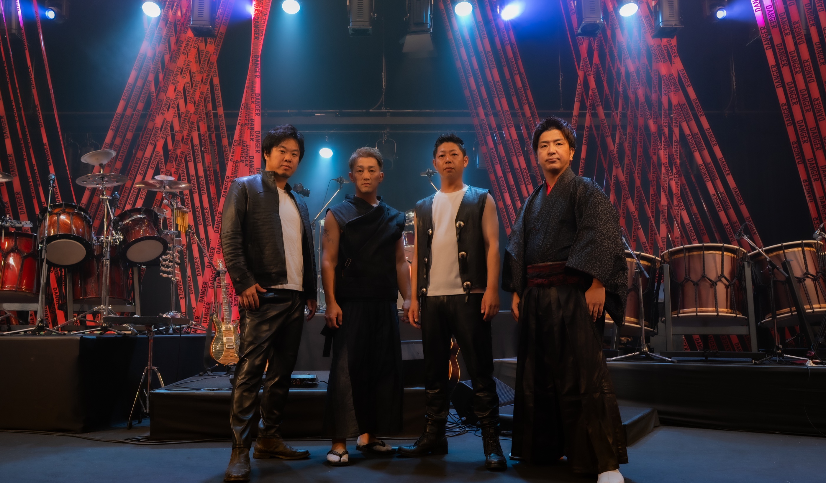 THE 4th LIVEのステージに立つ4人のメンバーと赤いDANGERテープ